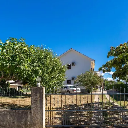 Lovely In With Kitchen Apartment *